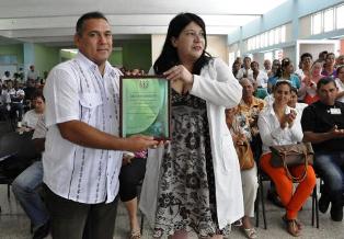 El Dr. Carlos Morán Giraldo, director del centro era estimulado por la Dra. Lirina Perpiñán Lluesma, vicedirectora de Salud Pública en la provincia. 