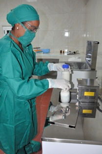 The Bachelor of Infirmary Yadilka Gómez Verdecia, has the milk gathered to be pasteurized