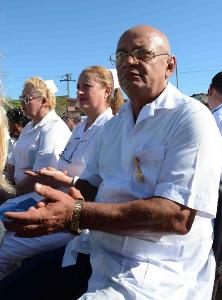   El Doctor Luis Castillo Toledo, fue condecorado con la Medalla Hazaña Laboral, durante el acto por el Día de la Medicina Latinoamericana, en Camagüey. Foto: Rodolfo Blanco Cué /ACN 
