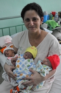 The mother shows her happiness on having welcomed in her arms Yainelys, Yeiner and Yeinel, something that in a little time will not be able to do.