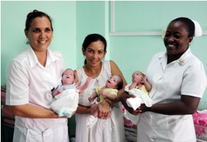 Dr. Marilyn carries Dayani de la Caridad, who was crying; the mom to Darianny de la Fe, immersed in a yawn; and the BA in Infirmary Annely Boza, head of the specialty in the Room of Neonatology to Daniela de la Esperanza.
