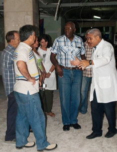 En el cuerpo de guardia del Hospital Manuel Ascunce Domenech Valdés Mesa recibió información de la obra, que incluye la renovación de las camas, colchones, porta sueros, vitrinas y mesas de reconocimiento.