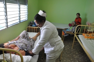 En la recién remodelada Sala de Mujeres de la piliclínica, Rayza Yzaguirre Pindado, ingresada, dijo: “El trato aquí siempre ha sido muy bueno, ahora se le añade el cambio estructural que es maravilloso”. 