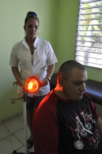  Aldo Cabrera Lezcano recibe los servicios de rayos infrarrojos y manifiesta no solo el alivio a su dolencia, sino la buena atención de quienes laboran en la Sala de Rehabilitación. 