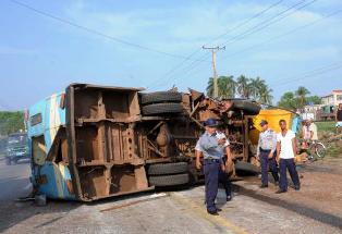 Accidente reciente del ómnibus que transportaba enfermos desde el municipio Sierra de Cubitas a la ciudad de Camagüey. Fotos: del autor