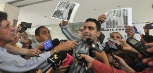 Ricardo Guardia Lugo, presidente de la OCLAE, muestra la imagen en que uno de los mercenarios que se encuentran en Panamá aparece fotografiado con Félix Rodríguez, el asesino del Che. Foto: Juvental Balán/ Granma OCLAE_cumbre_panamá