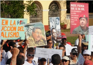  Carteles con demandas en fiesta obrera en Camagüey 
