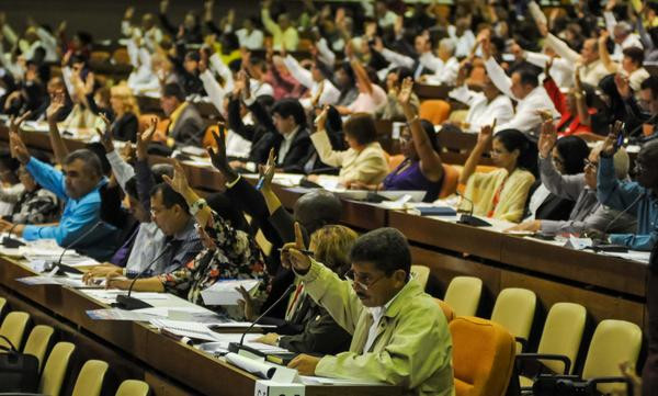 Foto: ACN Parlamentarios cubanos analizan temas de la educación