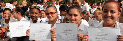Maestros para 10 000 niños recibieron su título (+VIDEO)
