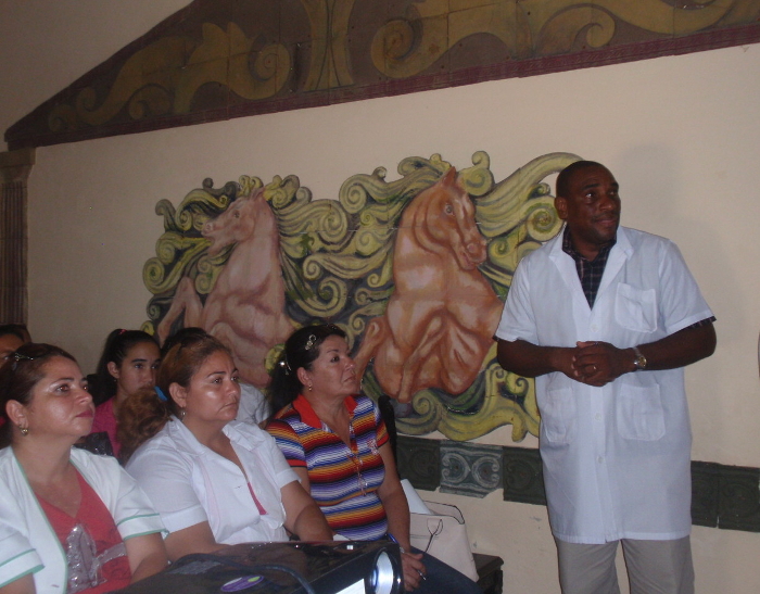 El doctor José Luis Montalvo puso énfasis en la necesidad de informar a la población que la efectividad de las tiras reactivas es de un 99 por ciento desde las primeras 24 horas después de que se produce la fecundación.Foto: Claudia Otazua Polo/Colaboradora 