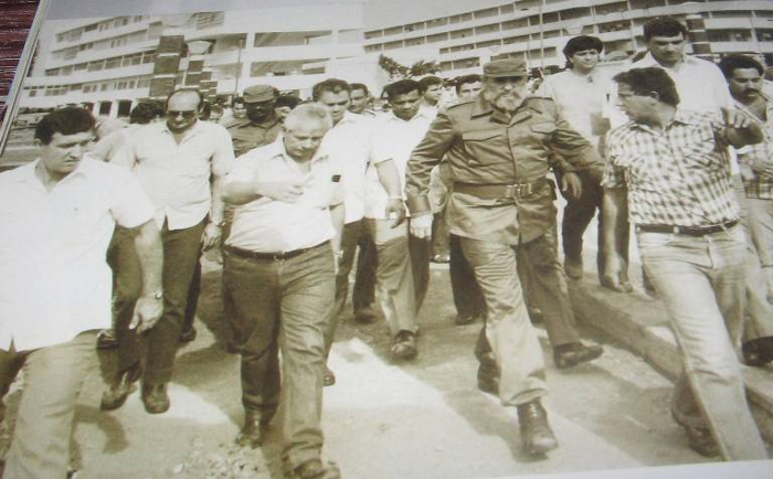 Recorrido de Fidel  por el Instituto Superior de Ciencias Médicas Carlos J. Finlay, lo acompaña Lázaro Vázquez primer secretario del Partido Comunista de Cuba en la provincia y otros dirigentes .Foto: Archivo   
