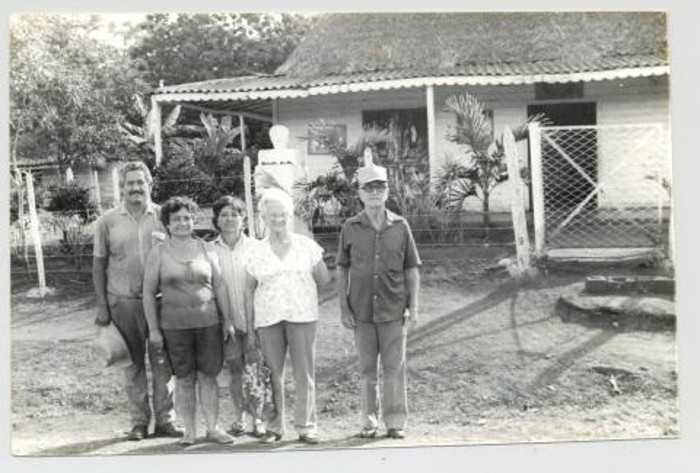 La foto es de diciembre de 1996, Lolita es la segunda de izquierda a derecha en este grupo frente a la nueva escuela Indio Hatuey, construida sobre los cimientos de su primera aula. Está en la foto también Pastor Martínez, el primero a la derecha, director en esa fecha de este centro y quien fuera uno de los niños que Lolita “sacó del monte”.Foto:Archivo de Adelante 