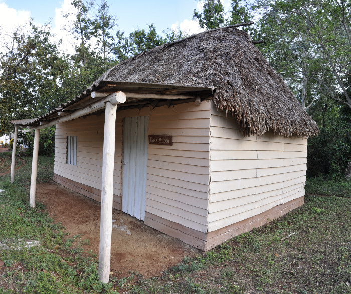 La escuela Conrado Benítez, lugar de acampada de Fidel en septiembre de 1966 sigue en pie, devenido sitio de atracción histórica para la comunidad serrana. Foto: Otilio Rivero Delgado/Adelante