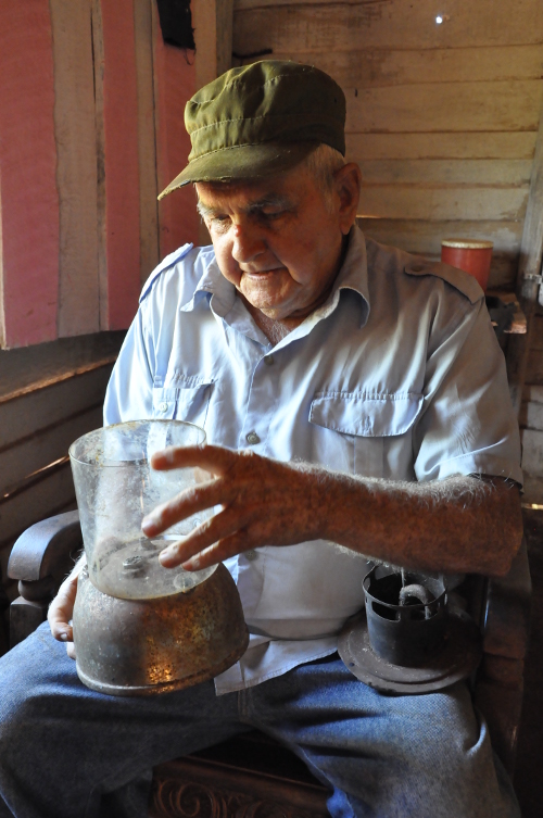 “Aún guardo algunas piezas de ese farol porque para mí es parte de la historia de este pueblo”, rememora Carlos Alfonso Fernández. Foto: Otilio Rivero Delgado/Adelante