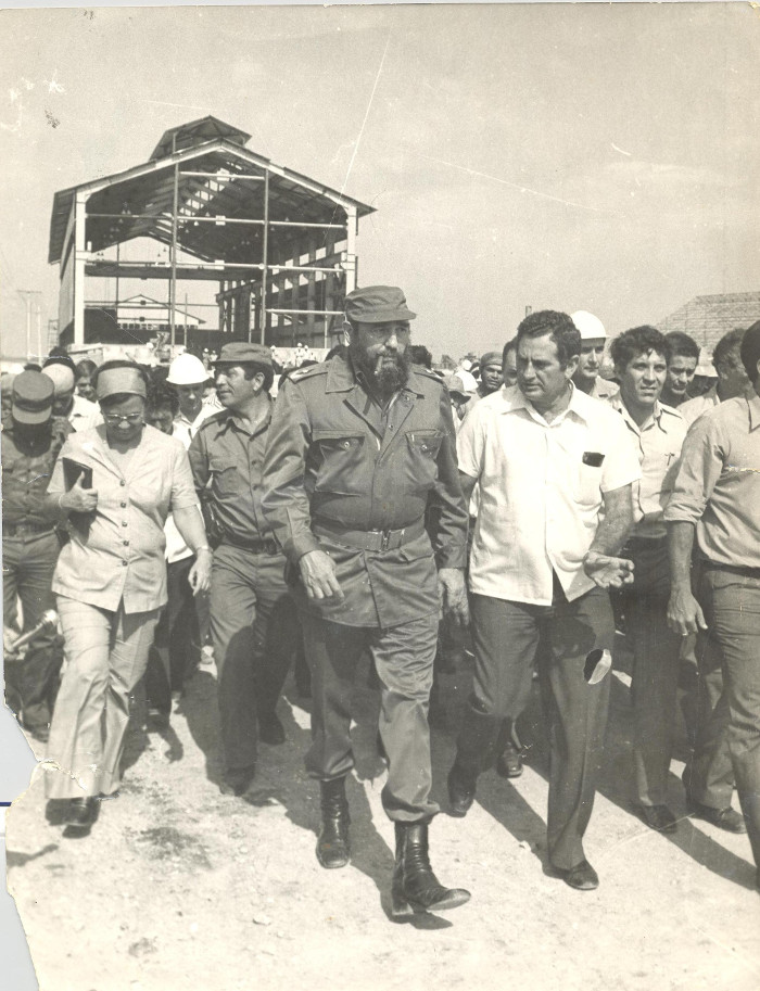 En 1980 fue la primera visita de Fidel al central Batalla de las Guásimas, cuando se encontraba en fase de construcción. Foto:Archivo de Adelante 