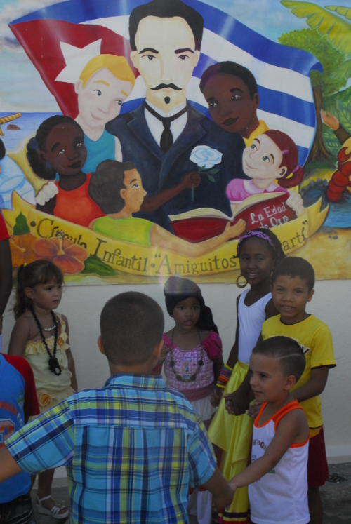 Con una ronda dedicada a Fidel,  niños y niñas celebraron la renovación de su Círculo.Foto:Félix Anazco Ramos/Adelante