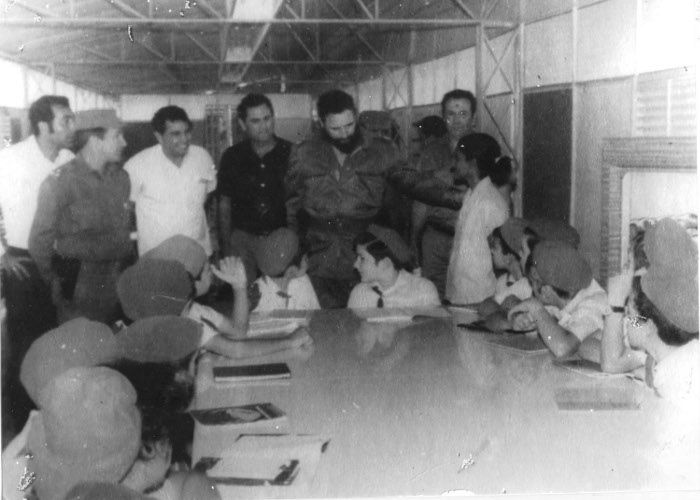 Fidel en el encuentro con los niños. Paquito es el primer de izquierda a derecha. Fotocopia: Alejandro Bonet /Adelante Piñón/Adelante