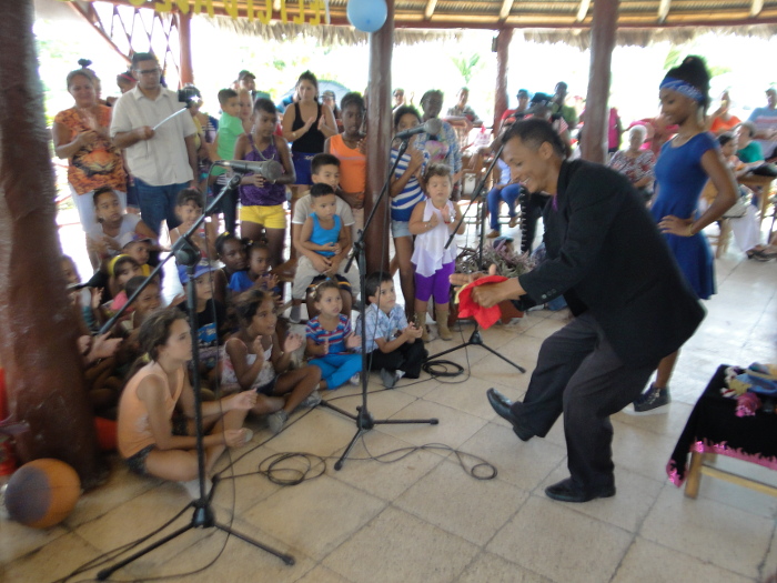 El proyecto Fantasía Comunitaria de la casa de la cultura Joaquín de Agüero, alegró la mañana de los más pequeños con magia, música y humor.