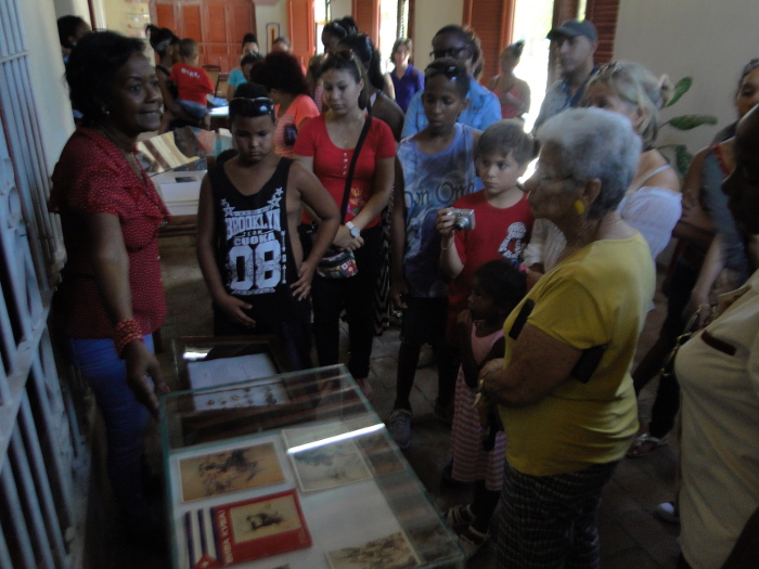 Durbins Betancourt Calzado, técnica del museo casa natal Amalia Simoni, explicó a los visitantes que las postales y fotos expuestas pertenecen a la colección del mismo centro. Foto:Orlando Seguí Aguilar/Adelante 