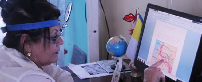 Toque sus oídos con los codos