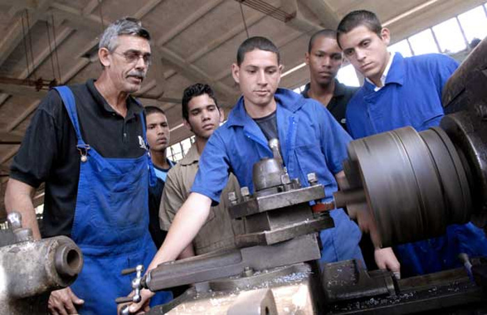 Foto: radiocamaguey.wordpress.com Más alumnos en la enseñanza técnico profesional camagüeyana