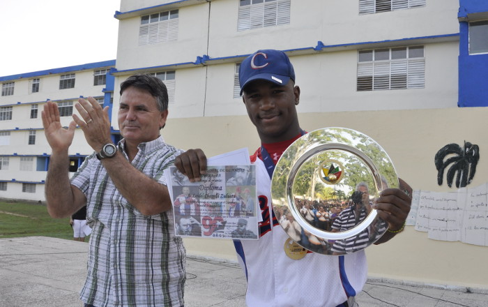 En el acto fue reconocido Loidel Chapellí, jugador más valioso del Campeonato Mundial de Béisbol sub-15.Foto: Otilio Rivero Delgado/Adelante