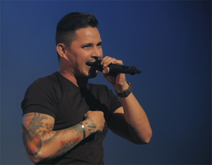 Leoni Torres firma contrato con compañía Magnus Media