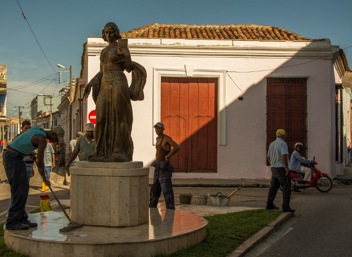 Emplazan escultura de la Avellaneda 