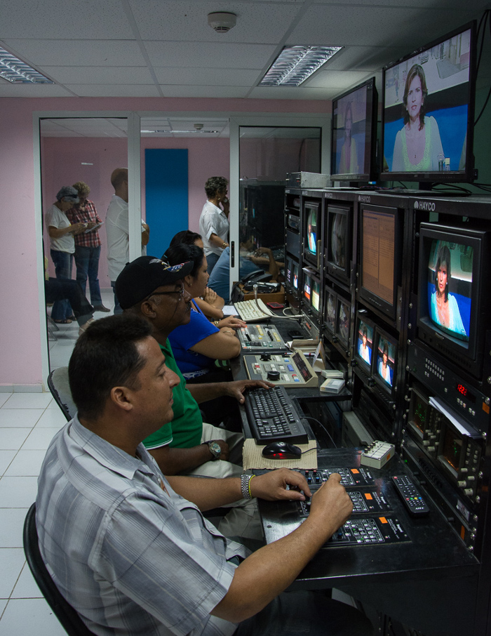 Equipos de la televisión y la radio transmitiendo en conjunto para mantener informada a la población. Foto: Leandro Pérez Pérez/Adelante