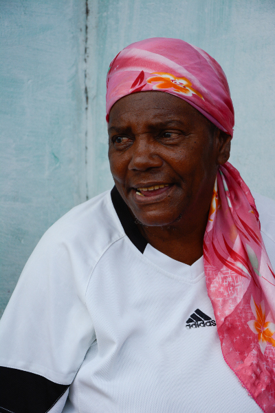 Durante el partido entre Matanzas y Camagüey, de la Serie Nacional, Julia fue homenajeada en su municipio. Esa tarde compartió sus recuerdos de los “días maravillosos y difíciles del 'Cerro Pelado”.Foto: Leandro A. Pérez Pérez/Adelante