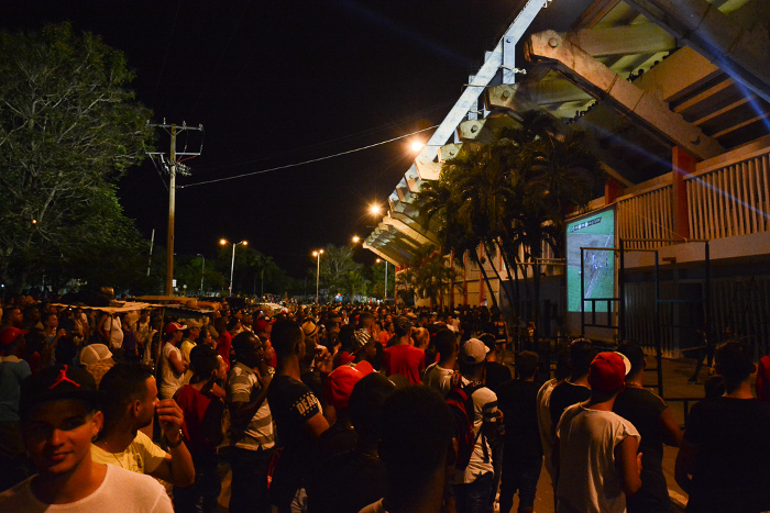El estadio se repletó y el público que no pudo entrar disfrutó el choque con pantallas gigantes en las afueras. Foto: Leandro Pérez Pérez/Adelante