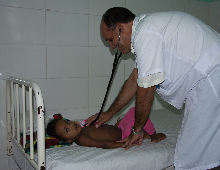 Ainadys Ortiz Caballero, de dos años, del municipio de Florida, ríe y posa feliz. Ella fue intervenida quirúrgicamente en el Cardiocentro del William Soler, en La Habana, porque padecía de la enfermedad del corazón llamada tetralogía de Fallot, que le fue detectada a los tres días de nacida. Evoluciona muy bien.Foto: Leandro Pérez Pérez/Adelante