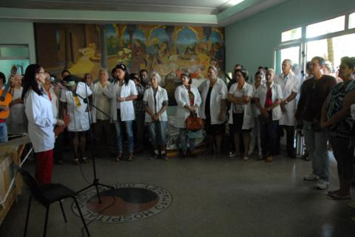 El colectivo de la institución antes de adentrarse en sus labores denunció cuánto daña el bloqueo al pueblo cubano. 