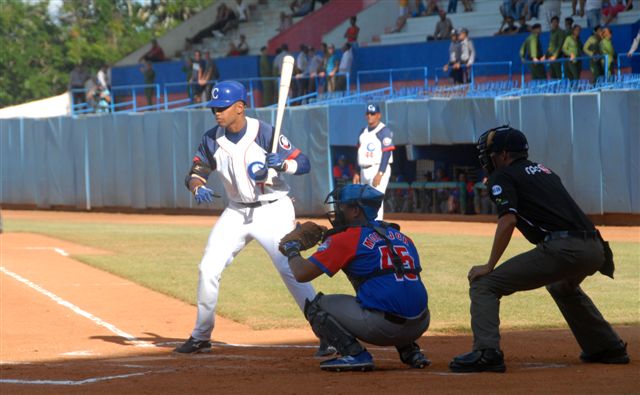 Alazanes granmenses vencen a Los Toros de Camagüey 