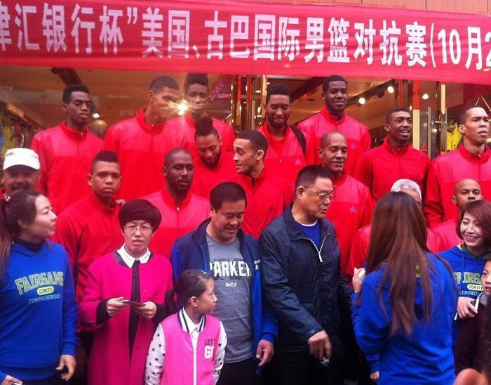 Durante los últimos años en China ha crecido significativamente el número de seguidores del baloncesto. En la foto, el equipo de la Isla junto a aficionados locales (Villegas, el primero a la izquierda, en la fila superior).Foto: Cortesía del entrevistado