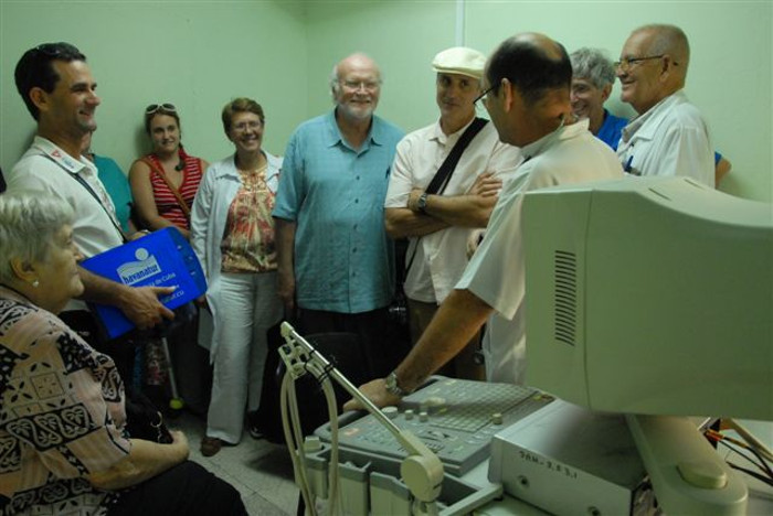 Especial atención prestó el grupo a las explicaciones del Dr. Rafael León de la Torre.