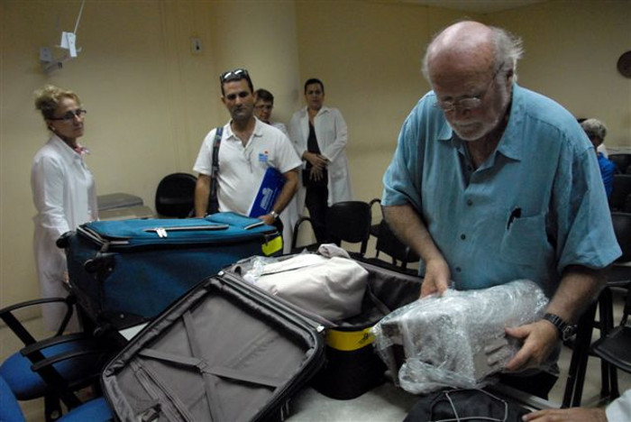 Momento en que entregaban la donación traída específicamente para este centro hospitalario.