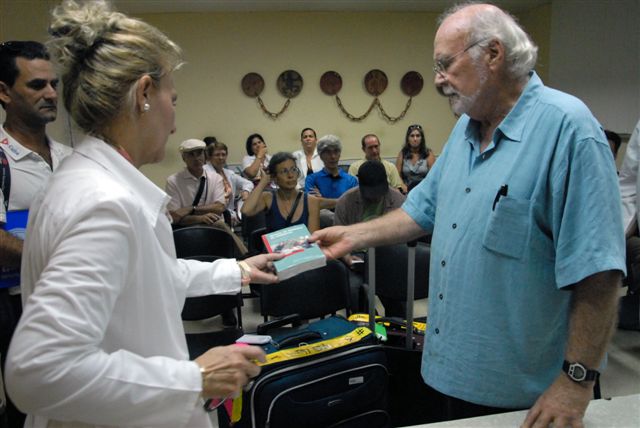 El Dr. Bernard F. Micke le obsequiaba un libro a la Dra. Alis García basado en emergencia médica.