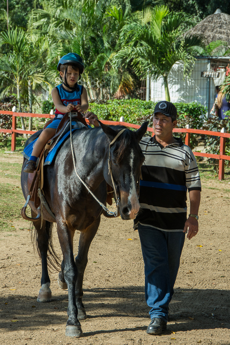  Por ser día de recreación el caballo llevaba montura. Los días de monta-terapia no ocurre así sino al “pelo” para que los niños reciban los entre 110 y 120 impulsos nerviosos por minuto que tanto les favorecen. Fotos: Leandro Pérez Pérez /Adelante 