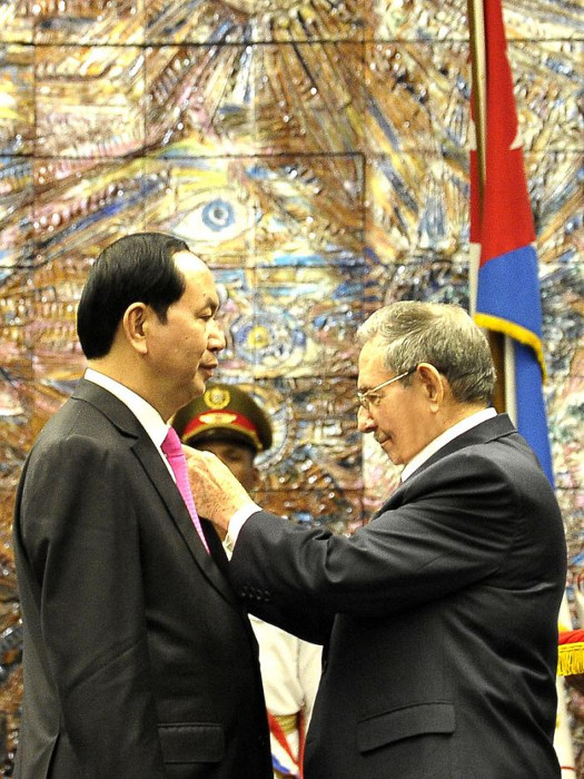 Raul Castro bestows top Cuban medal on Vietnamese President
