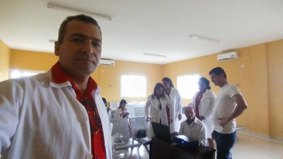 A la izquierda en primer plano el Dr. Leosvel. Foto: Cortesía del entrevistado. De ese ejército que creó Fidel