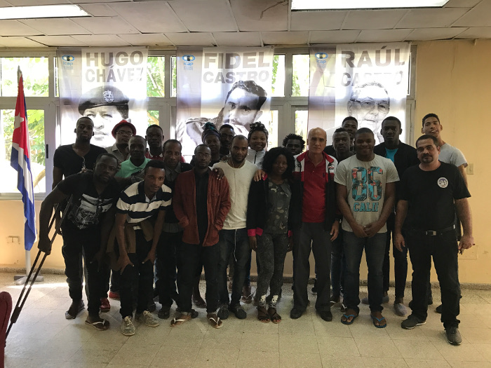 Junto a su rector, estudiantes extranjeros de la Universidad de Camagüey honran a Fidel. Foto: Cortesía de los estudiantes