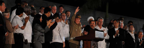 Asiste Raúl a acto multitudinario en tributo a Fidel