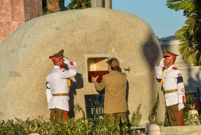 Ceremonia de inhumación de las cenizas del líder histórico de la Revolución cubana Fidel Castro, en el Cementerio de Santa Ifigenia. Fotos: Marcelino Vázquez Hernández (ACN) Fidel para siempre en Santiago de Cuba, cerca de Martí