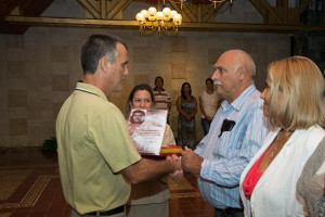 Jesús Polo Vázquez entrega diplomas a expertos que evaluaron el cumplimiento de indicadores del Premio.