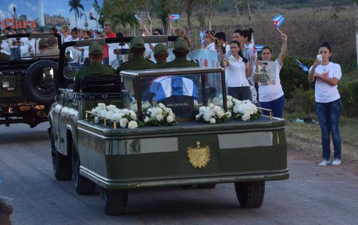 El pueblo villaclareño recibe en el municipio de Santo Domingo, al cortejo. Foto: Arelys María Echevarría Rodríguez (ACN)