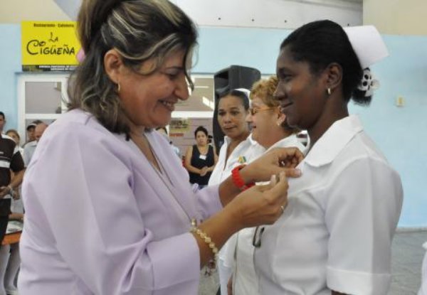 Enfermeros del hospital recibían la Distinción Manuel “Piti” Fajardo, impuesta por Isabel González Cárdenas, presidenta del Gobierno en la provincia.