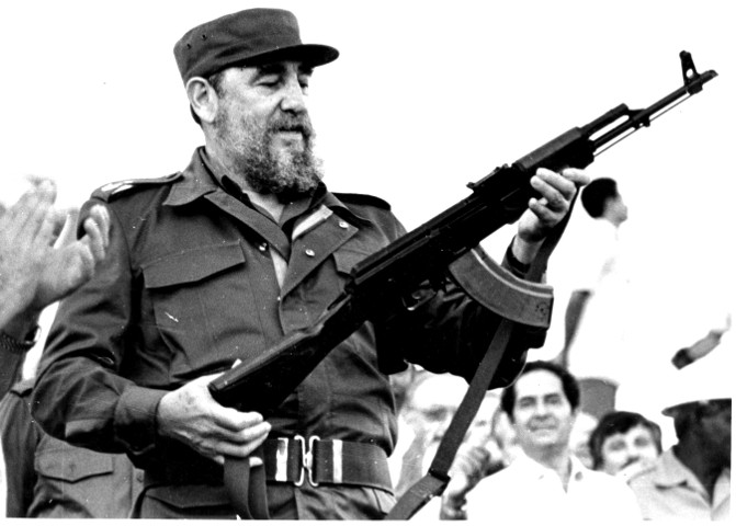 Imagen guerrillera, fusil en mano, en la inauguración de la Planta Mecánica. Foto : Archivo