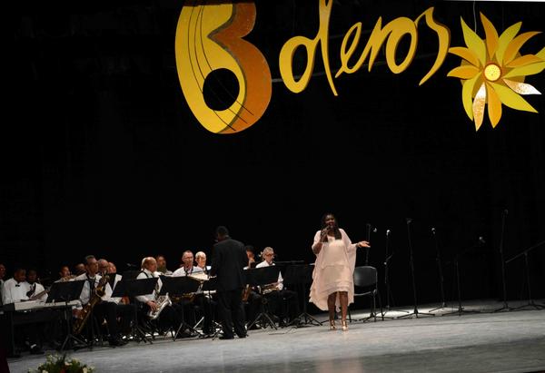 La vocalista Paz Luaces, durante el espectáculo ofrecido en el inicio del Festival Boleros de Oro, evento organizado por la Unión de Escritores y Artistas de Cuba (UNEAC), en el teatro Vicentina de la Torre. Foto: Rodolfo Blanco Cué/ACN 