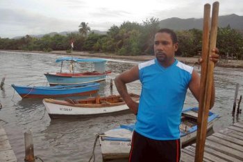 Yoandri López, marinero de 35 años, uno de los tres náufragos de la embarcación chernera de pesca hundida por el embate de un tiburón toro, a más de cinco millas de las costas de Aserradero en el municipio de Guamá, en Santiago de Cuba, cuenta su relato a la Agencia Cubana de Noticias (ACN)